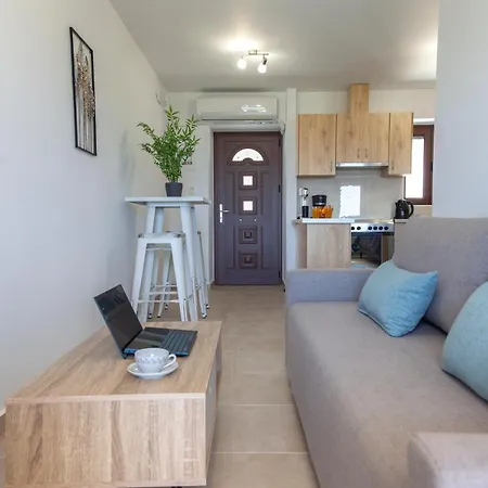 Agios Petros Apartments דירה